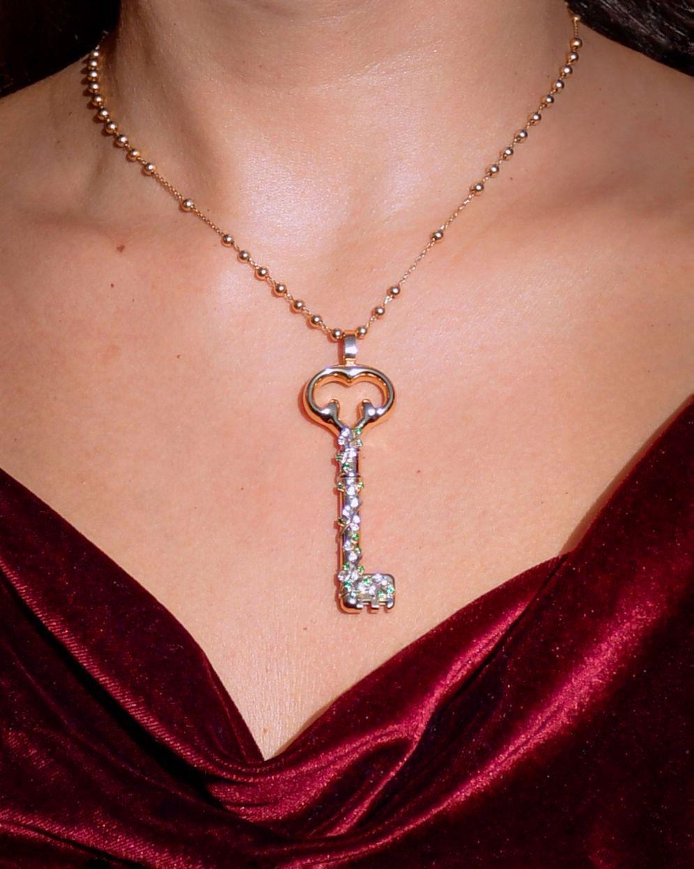 The return key 18k gold with emarald and diamond or zircon upon request weight 16.70 lengths 7cm