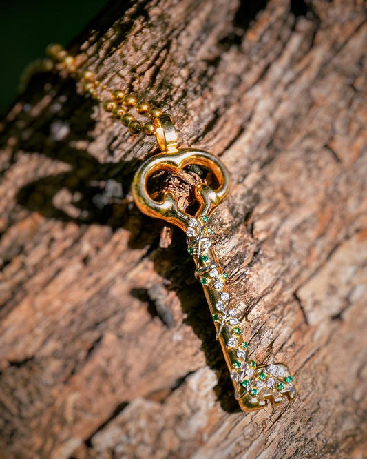 The return key 18k gold with emarald and diamond or zircon upon request weight 16.70 lengths 7cm