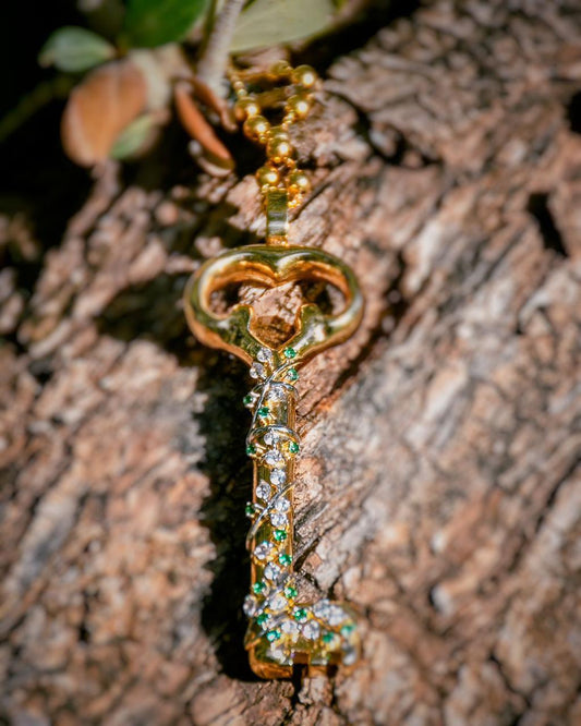 The return key 18k gold with emarald and diamond or zircon upon request weight 16.70 lengths 7cm