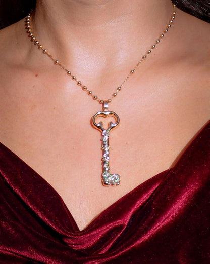 The return key 18k gold with emarald and diamond or zircon upon request weight 16.70 lengths 7cm